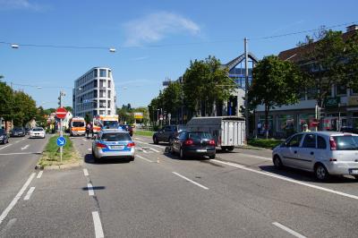 PKW rammt Rettungswagen aus dem Kreis Esslingen in Stuttgat-Degerloch